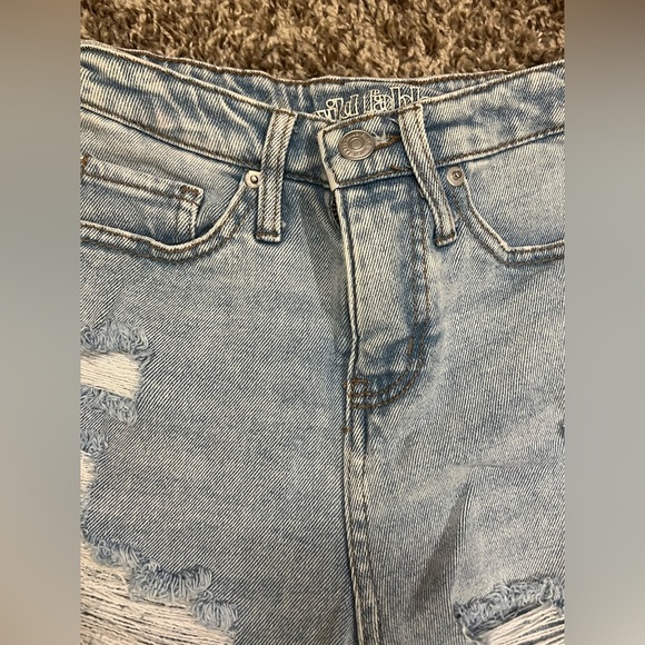 Ripped jeans shorts that stop at the knee - Picture 6 of 9